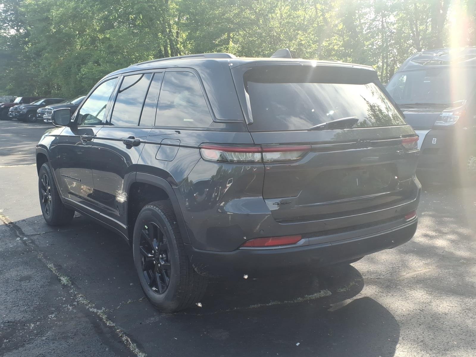 New 2026 Baltic Gray Metallic Clear-Coat Exterior Paint Jeep Laredo Altitude image 4