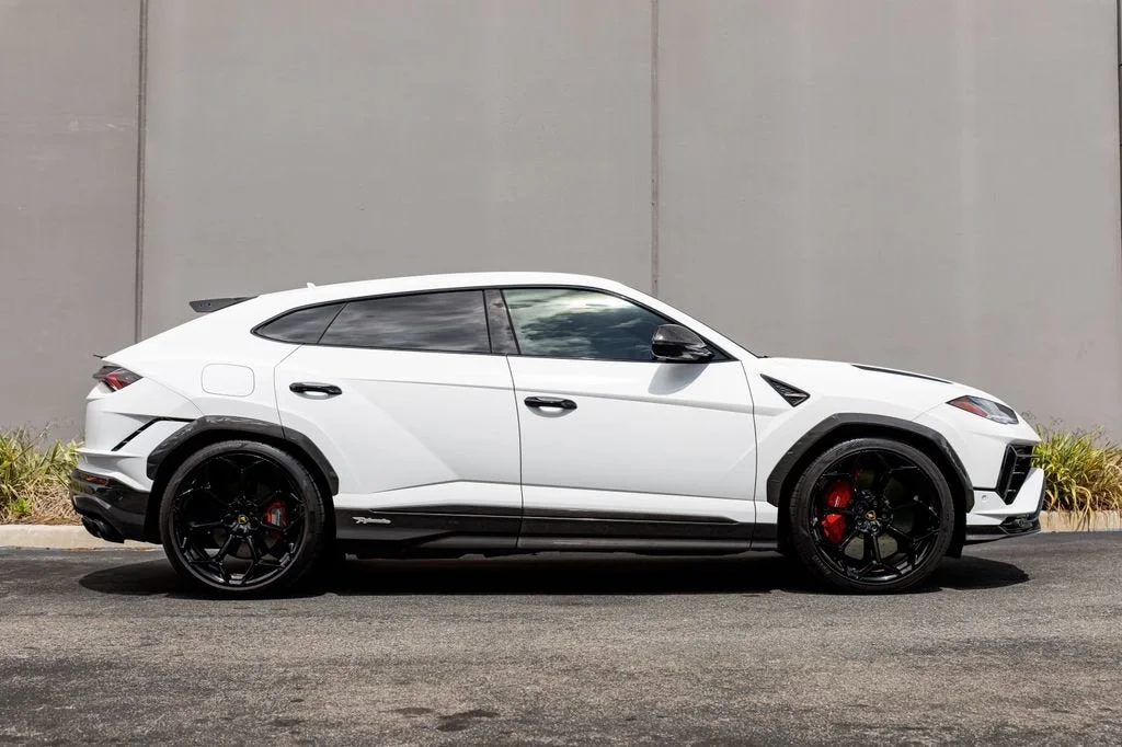 Used 2024 White Lamborghini Performante image 6