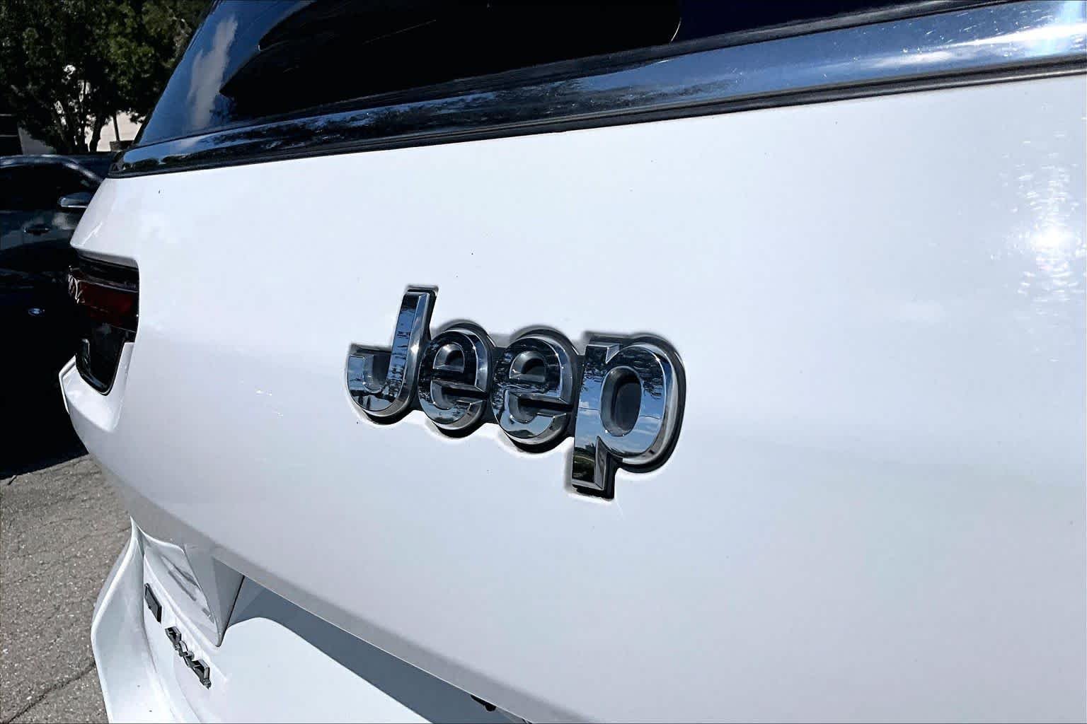 Used 2022 Bright White Clearcoat Jeep Limited image 31