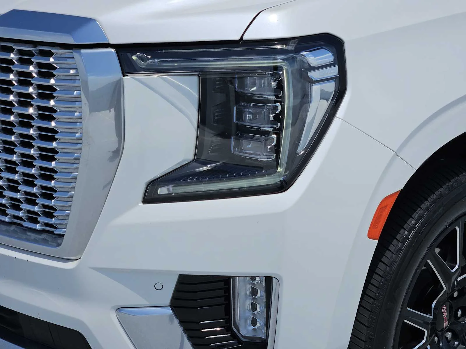 Used 2023 White Frost Tricoat GMC Denali image 8