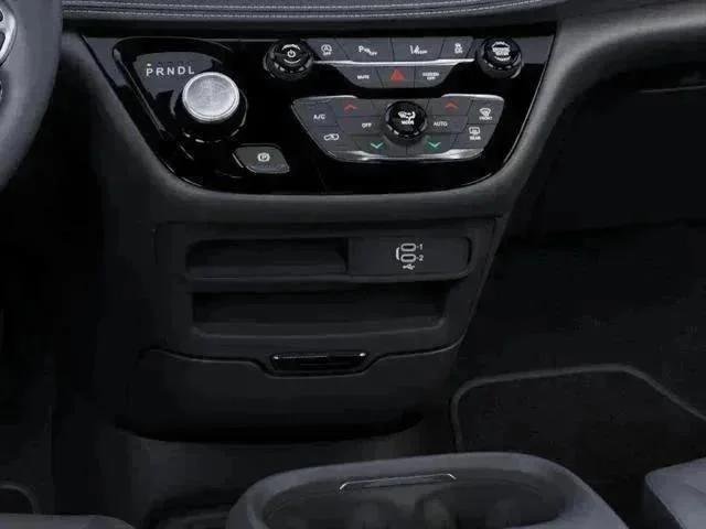 New 2026 Diamond Black Crystal Pearl-Coat Exterior Paint Chrysler Select image 24