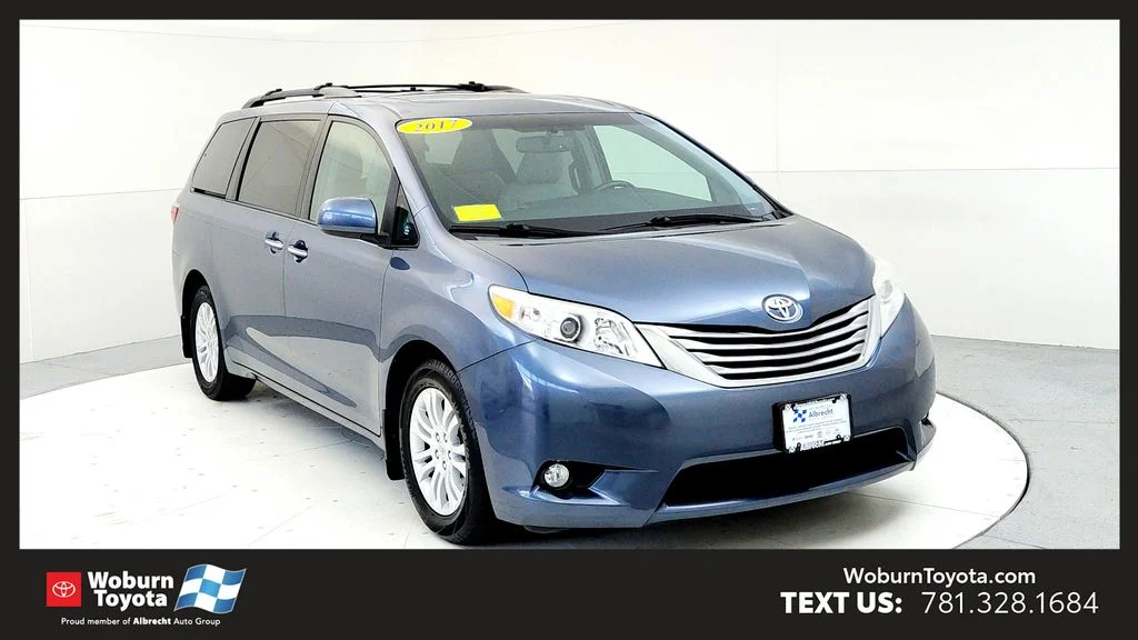 2017 Toyota Sienna XLE V6 8-Passenger's photo