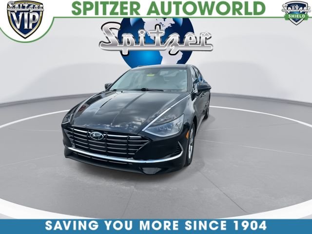 Certified Used 2023 Black Hyundai SE image 3