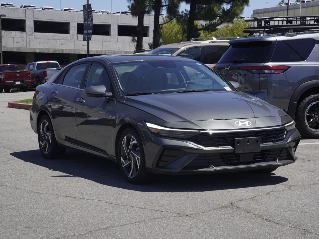 Used 2025 Gray Hyundai SEL Convenience image 1