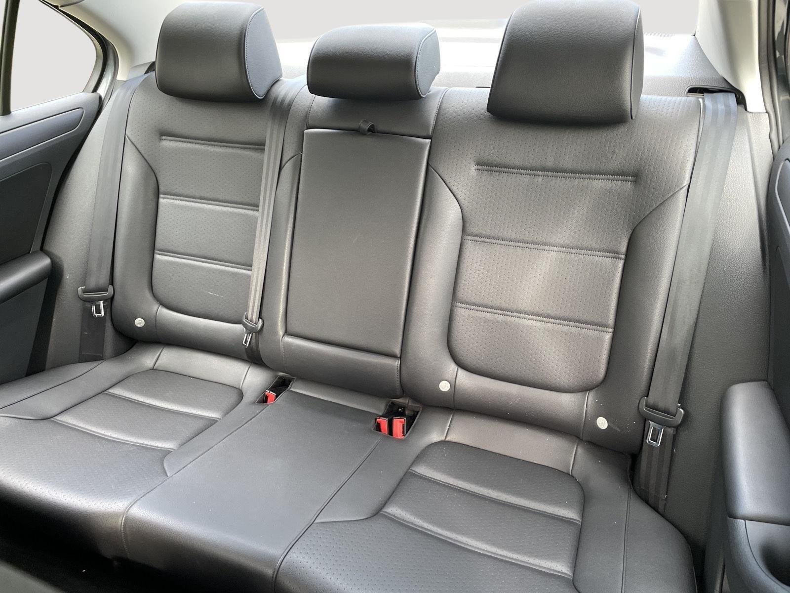 Used 2014 Platinum Gray Metallic Volkswagen SE image 22