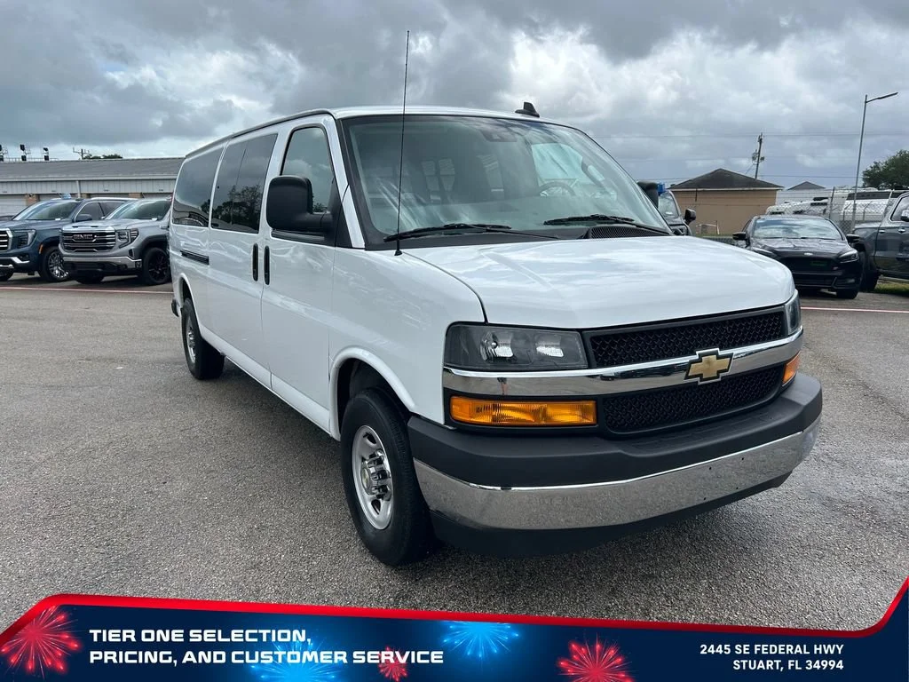 Used 2024 Summit White Chevrolet 1LT image 3