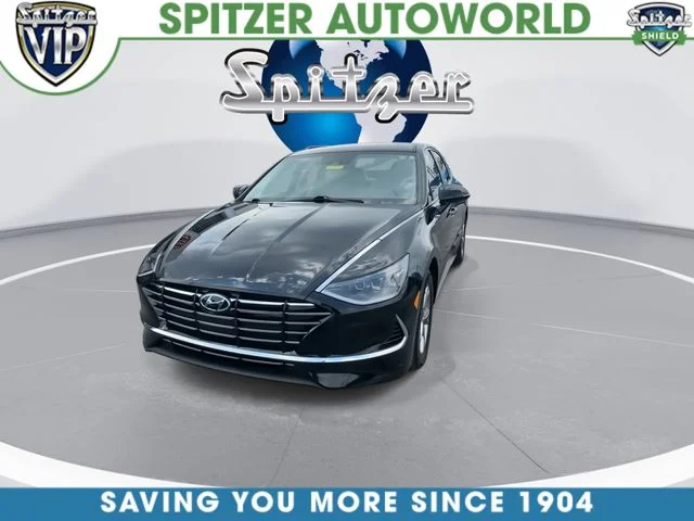 Used 2023 Black Hyundai SE image 3