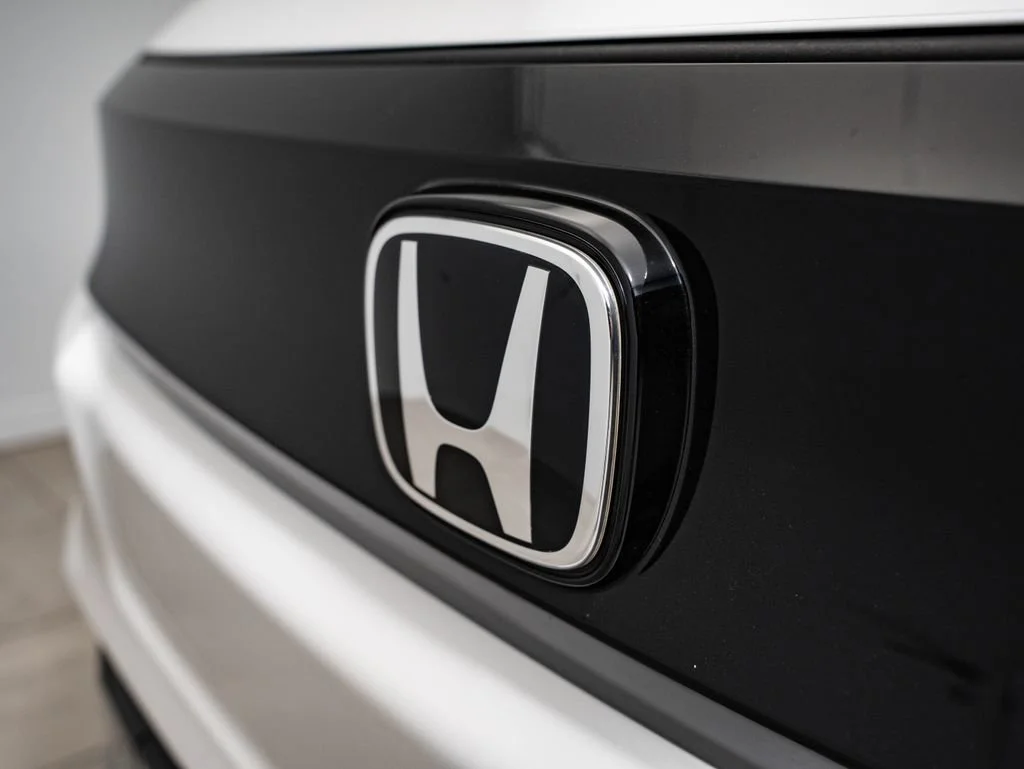 Used 2025 Snowfall Pearl Honda Touring image 3