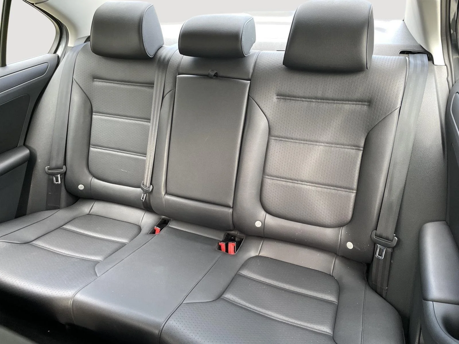 Used 2014 Platinum Gray Metallic Volkswagen SE image 22