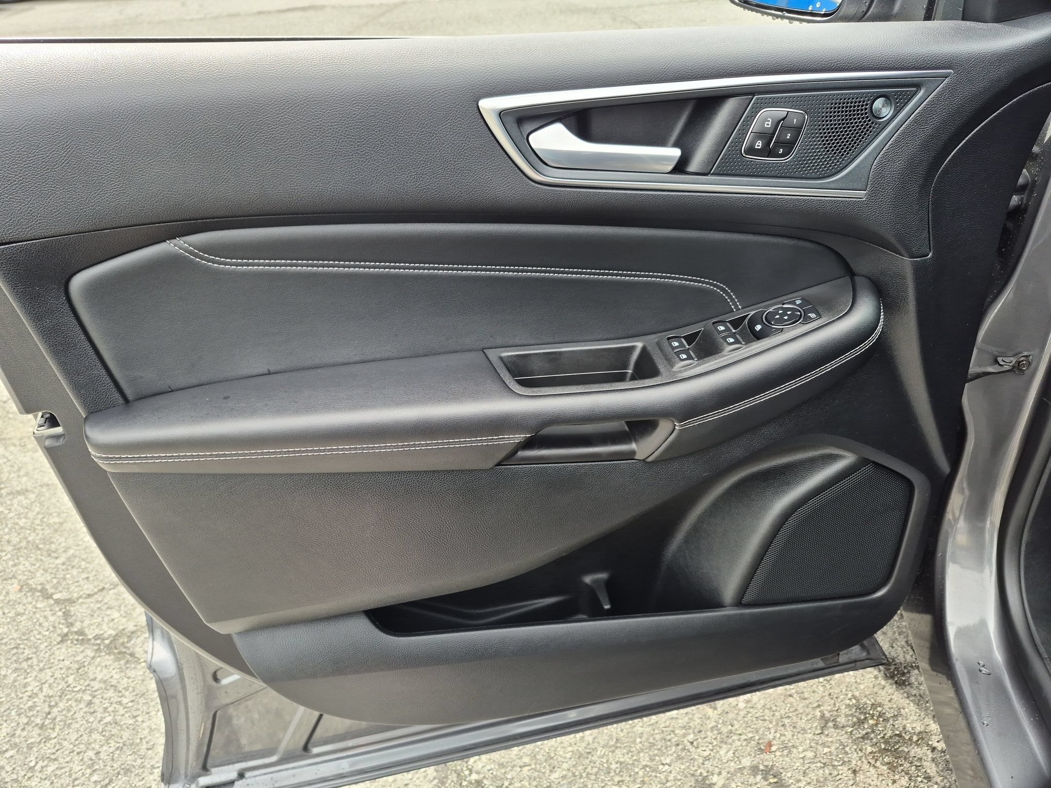 Used 2024  Ford Titanium image 12