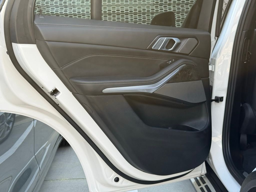 Used 2024 White BMW xDrive40i image 21