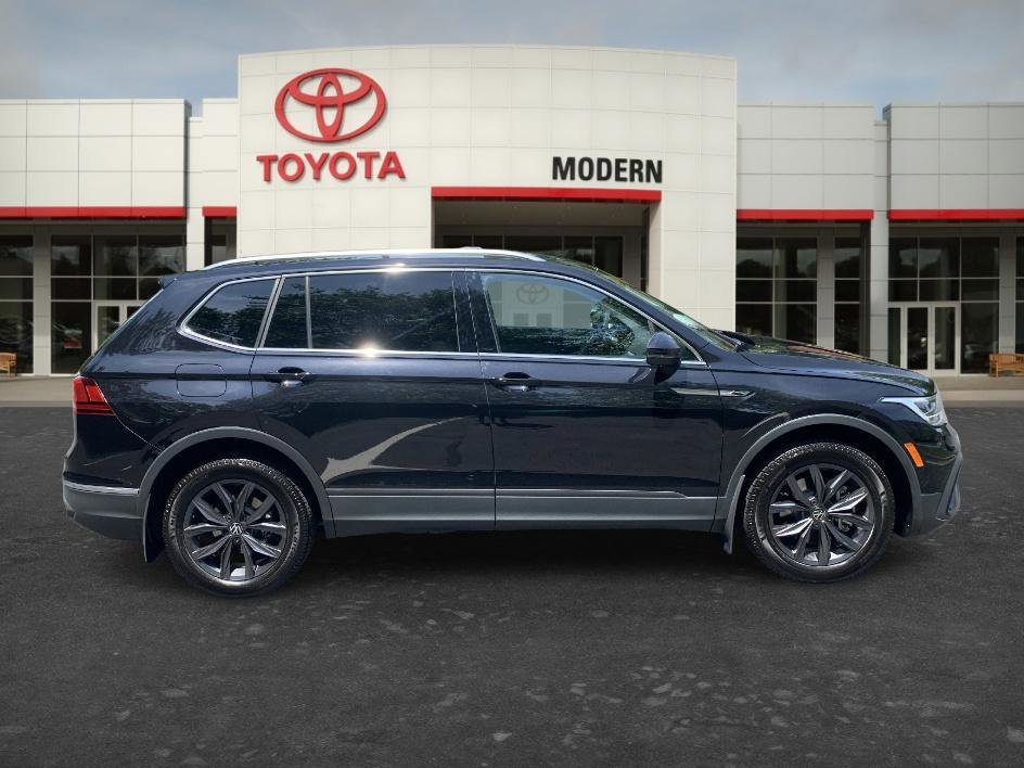 Used 2023 Platinum Gray Metallic Volkswagen SE image 4