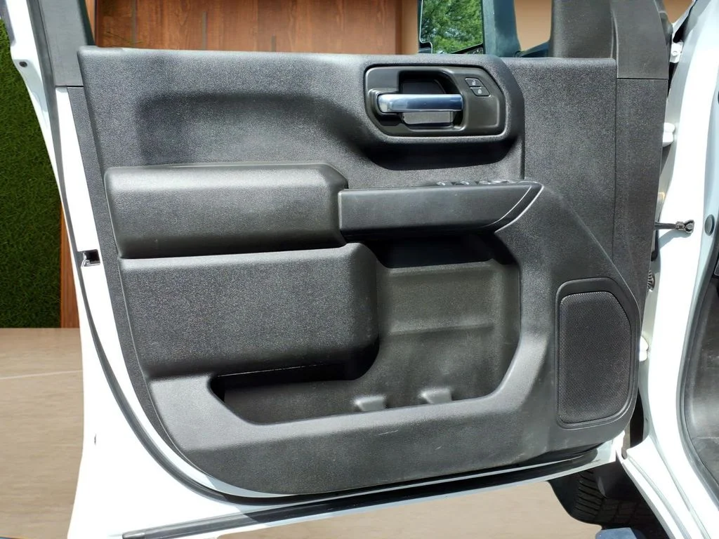 Used 2024 White Chevrolet Custom image 19