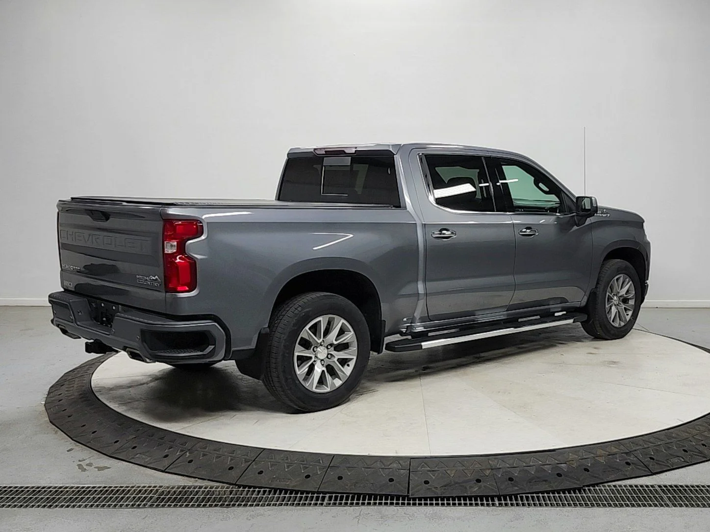Used 2022 Gray Chevrolet High Country image 7