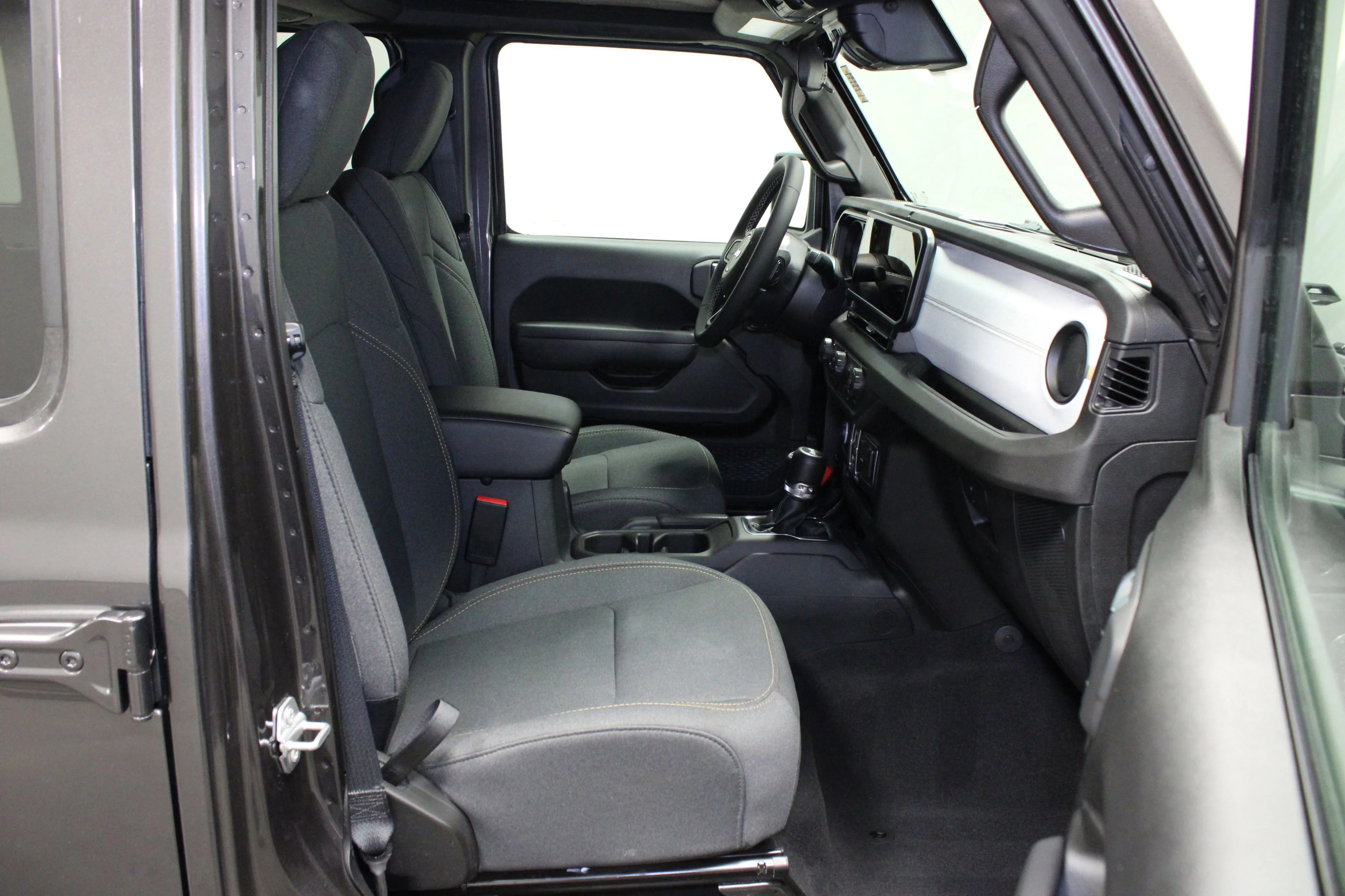 Used 2025 Granite Crystal Metallic Clearcoat Jeep Sport S image 14
