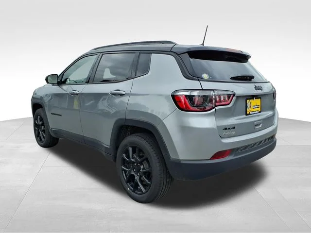 Used 2022 Silver Jeep Latitude image 8
