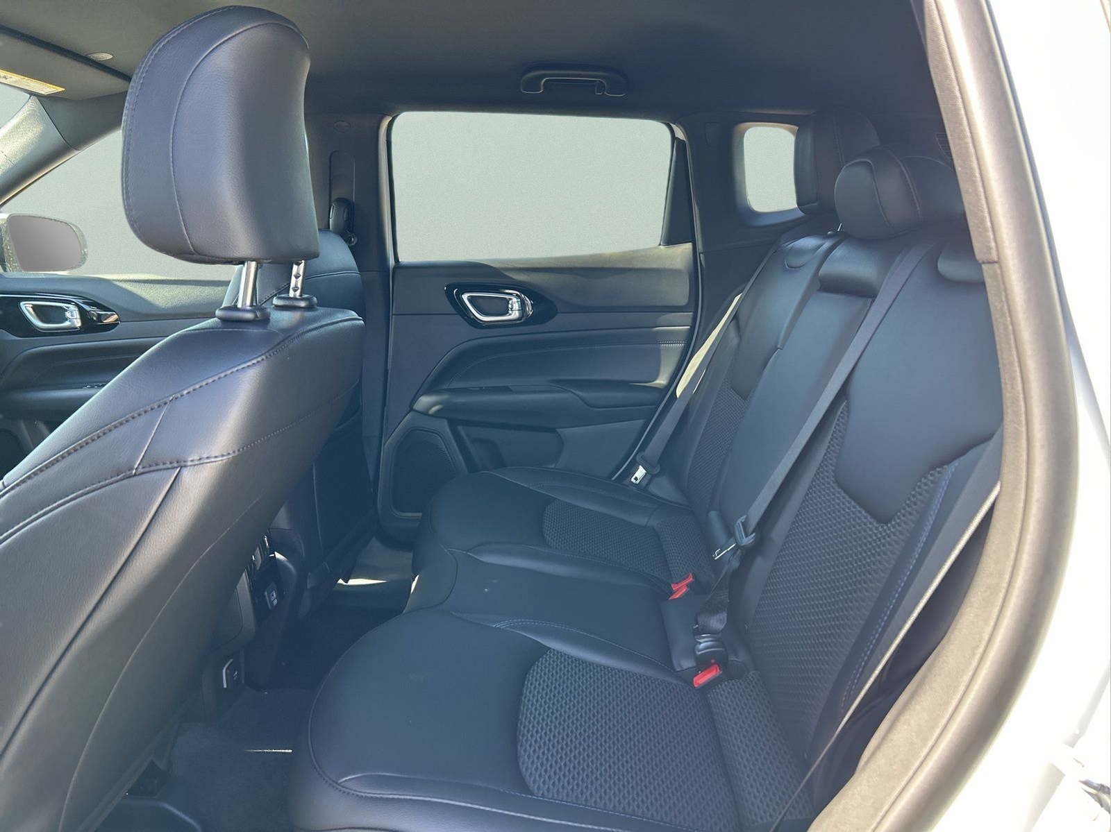 New 2026 Bright White Clear-Coat Exterior Paint Jeep Latitude image 25