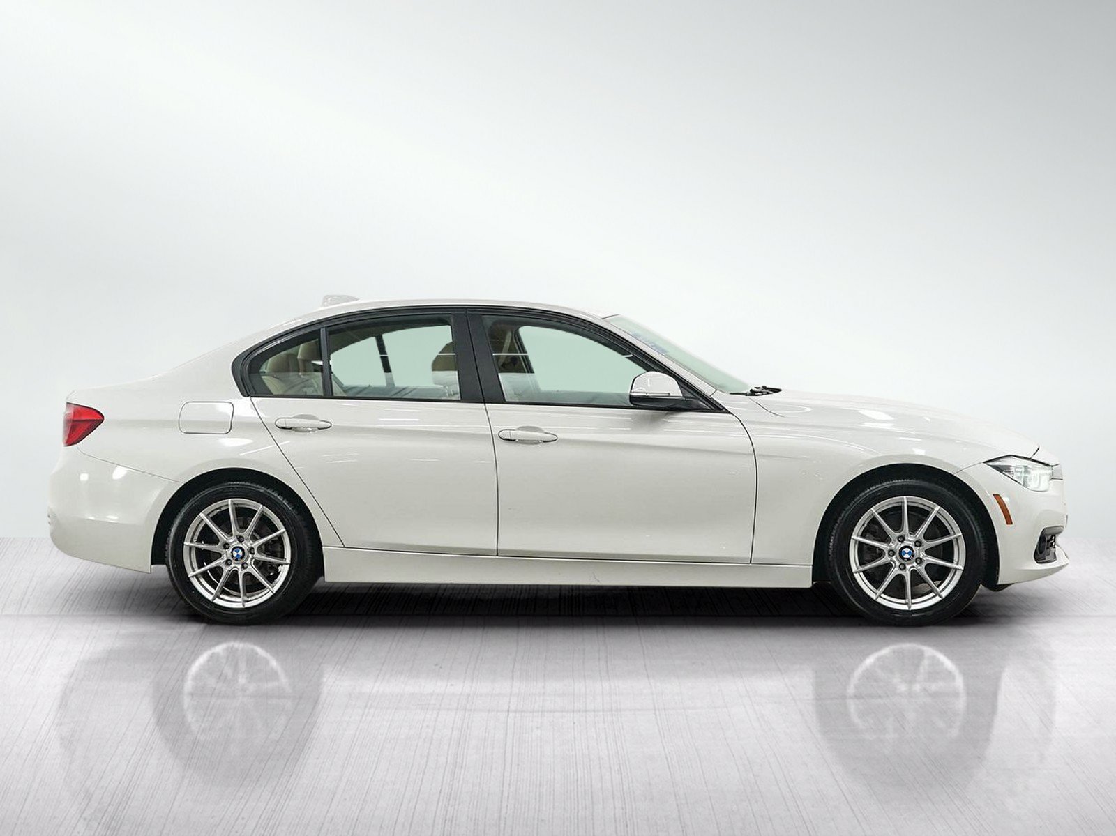 Used 2018 Alpine White BMW 320i xDrive image 6