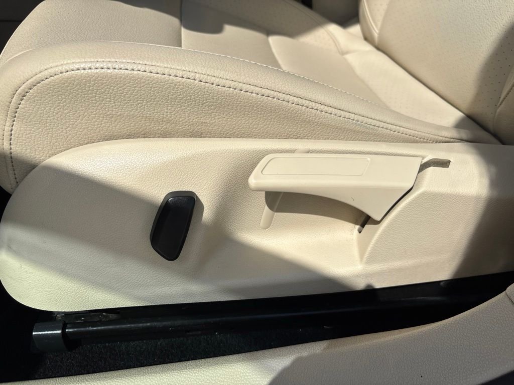 Used 2013 Candy White Volkswagen 2.5L SE image 19