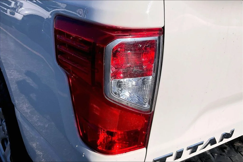 Used 2019 White Nissan S image 29