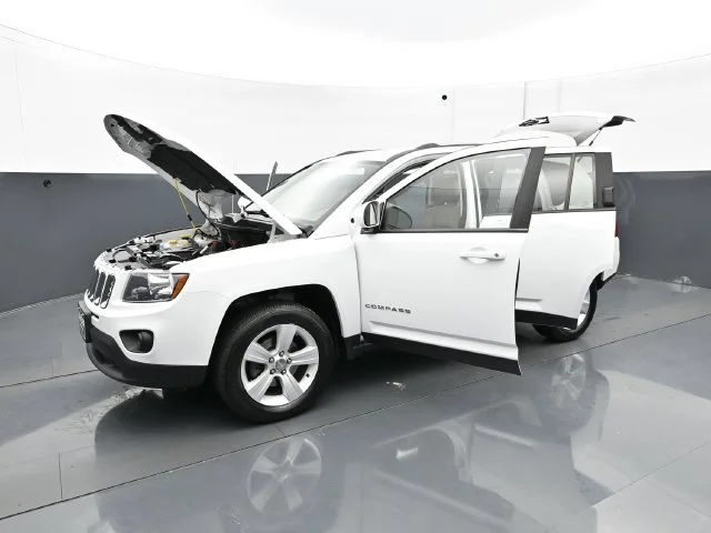 Used 2016 Bright White Clearcoat Jeep Latitude image 31