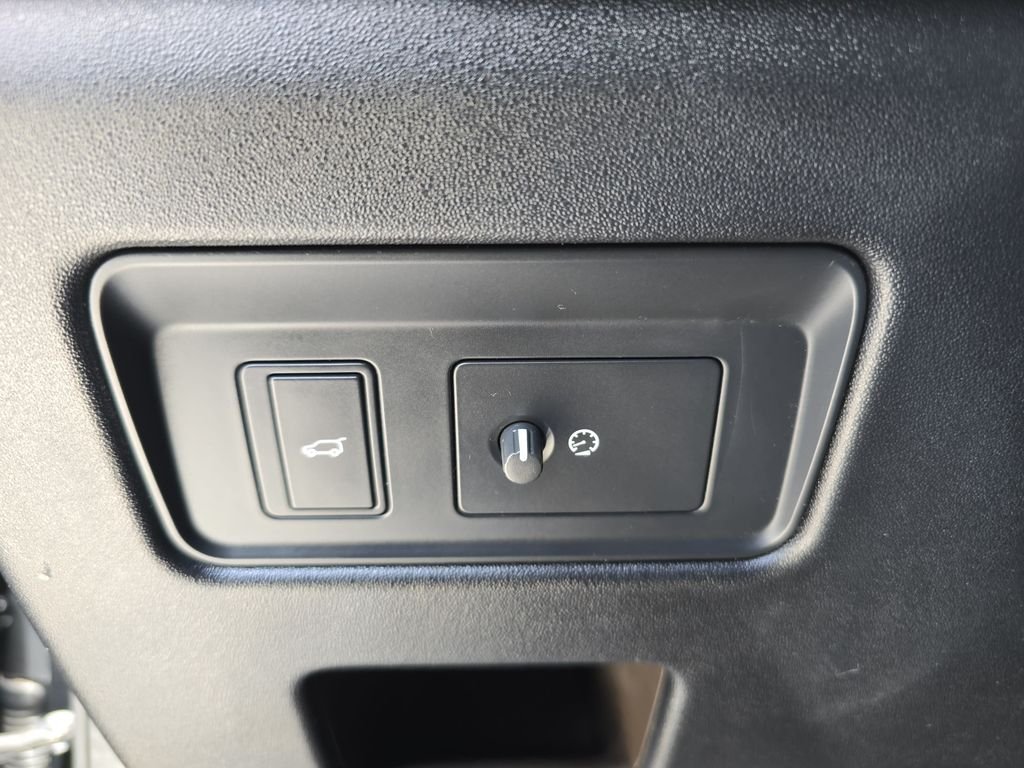 Used 2023 Black Land Rover S R-Dynamic image 28