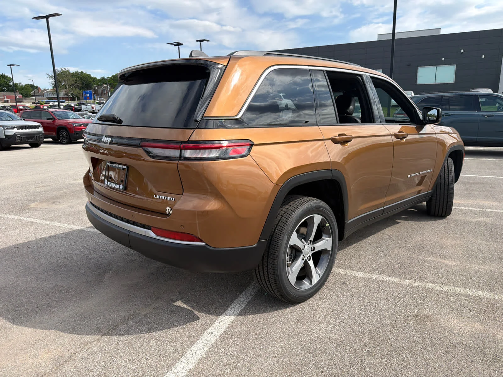 New 2026 Copper Shino Metallic Clear-Coat Exterior Paint Jeep Limited image 4