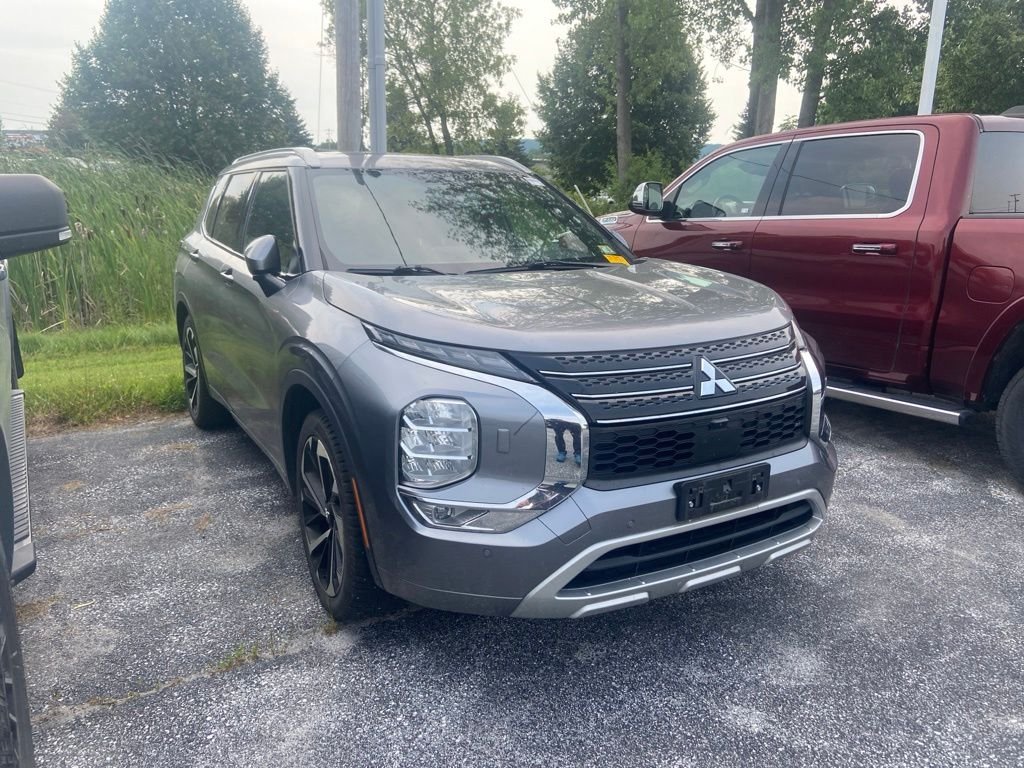 Used 2022 Gray Mitsubishi SEL image 1