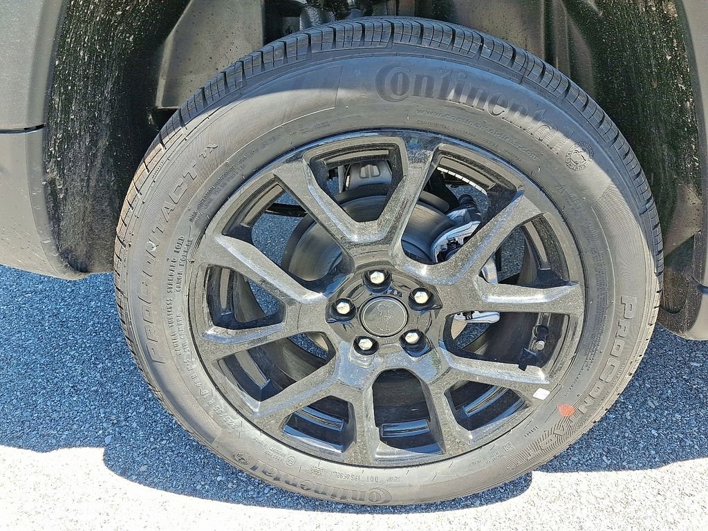 New 2026 Black Jeep Latitude image 5