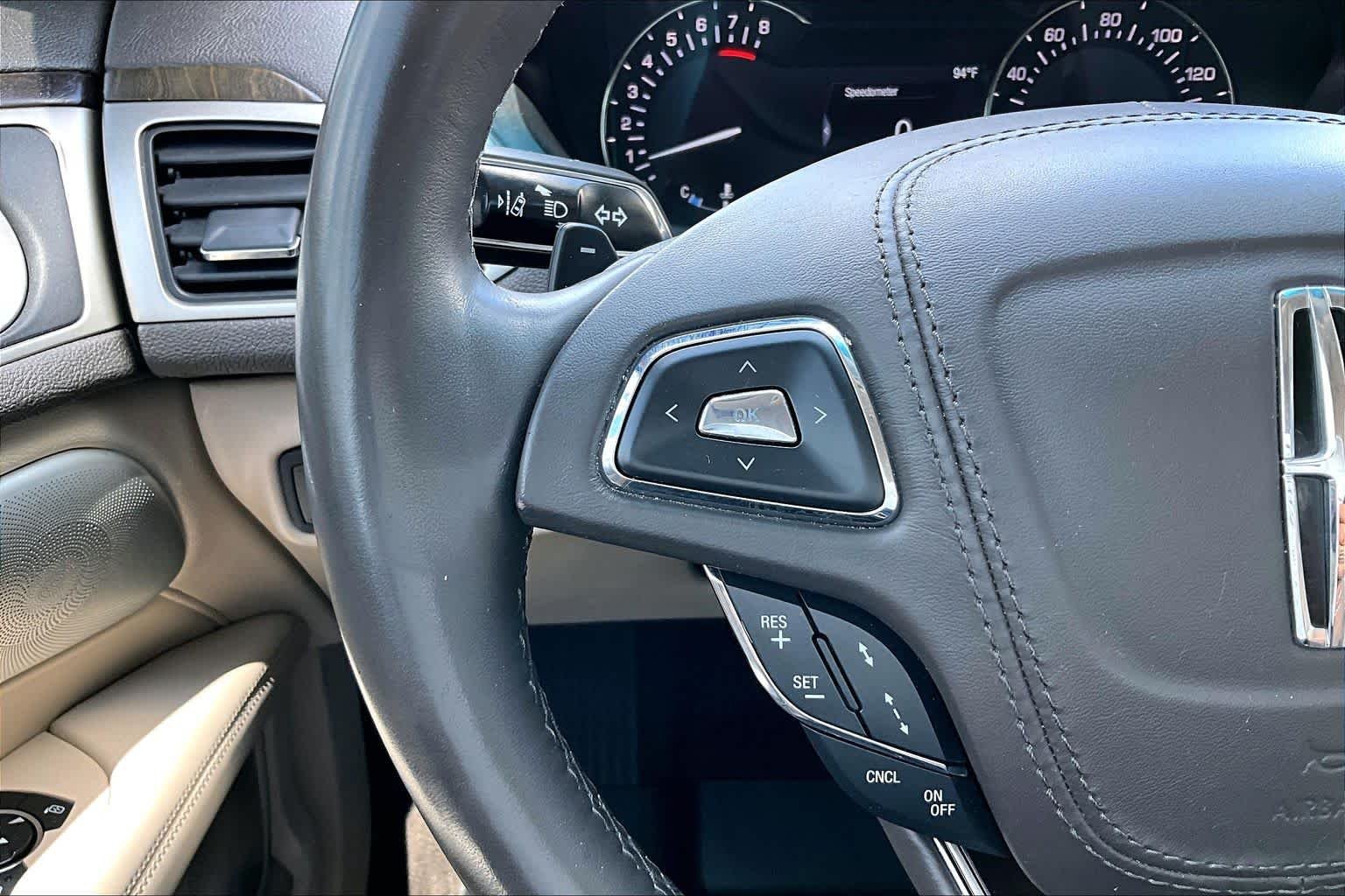 Used 2020 White Platinum Metallic Tri-Coat Lincoln Reserve image 22
