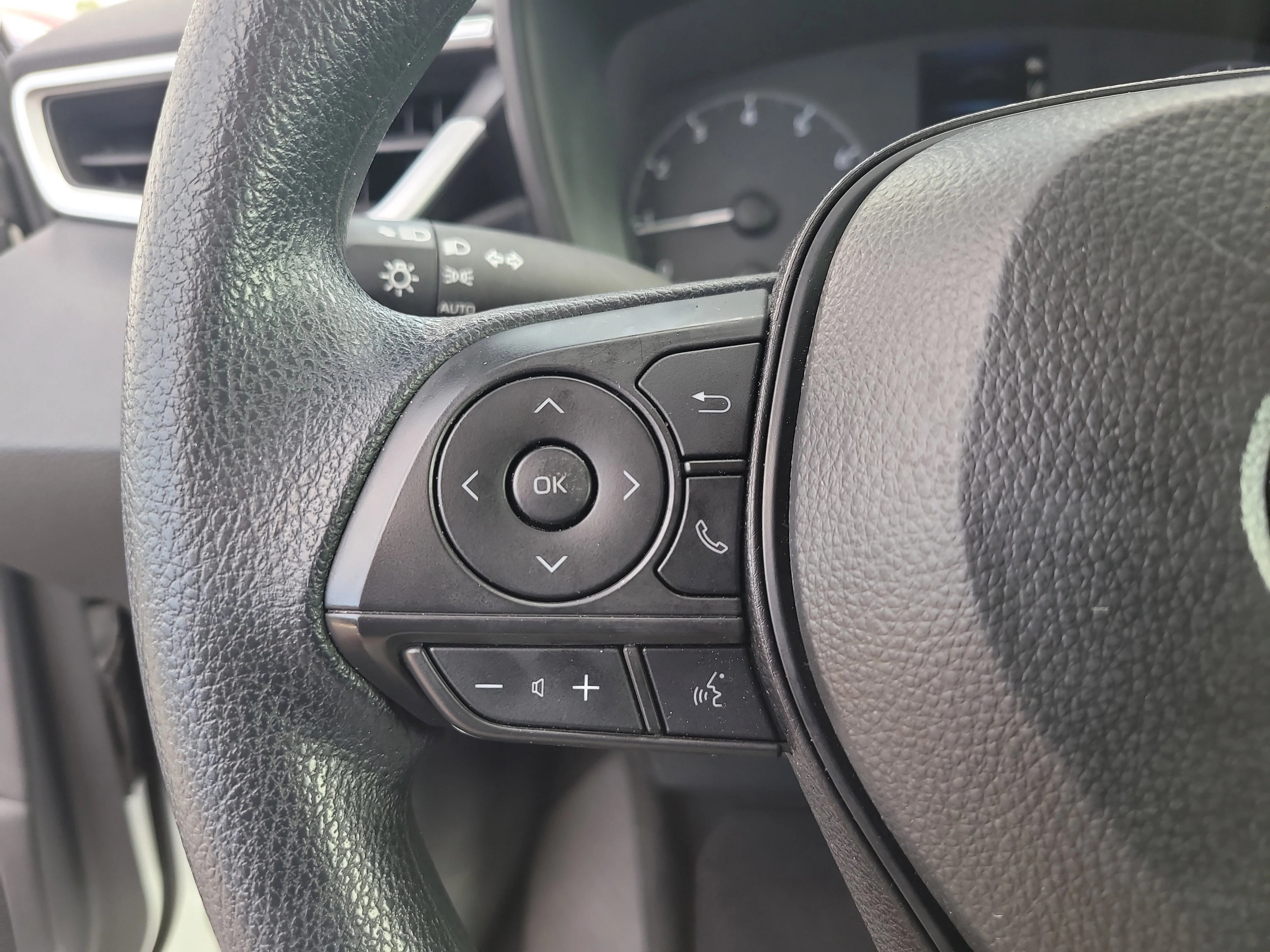 Used 2025 Ice Toyota LE image 26