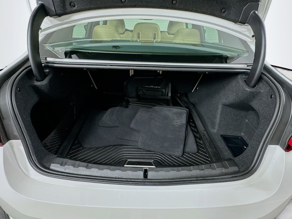 2025 BMW 3 Series 330i - Photo 27