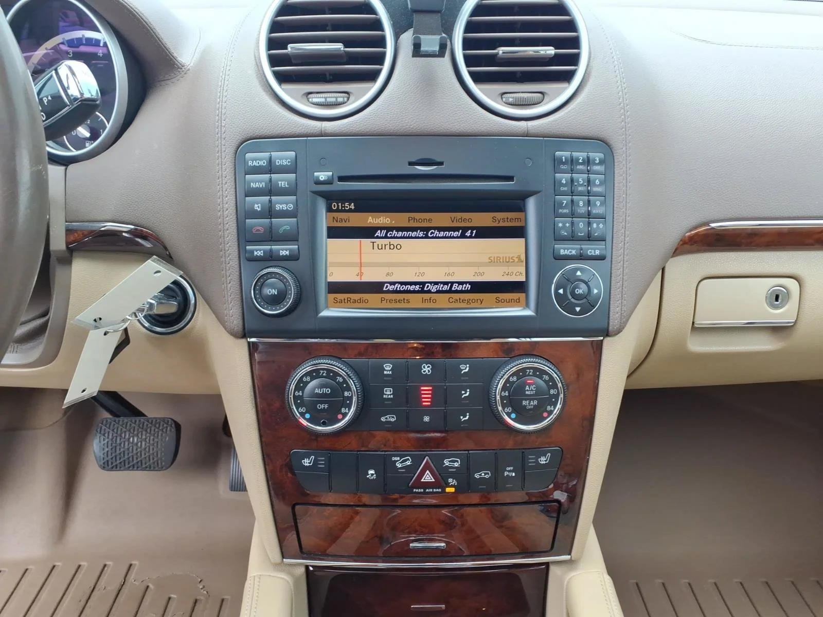 Used 2012 Arctic White Mercedes-Benz GL 450 image 9