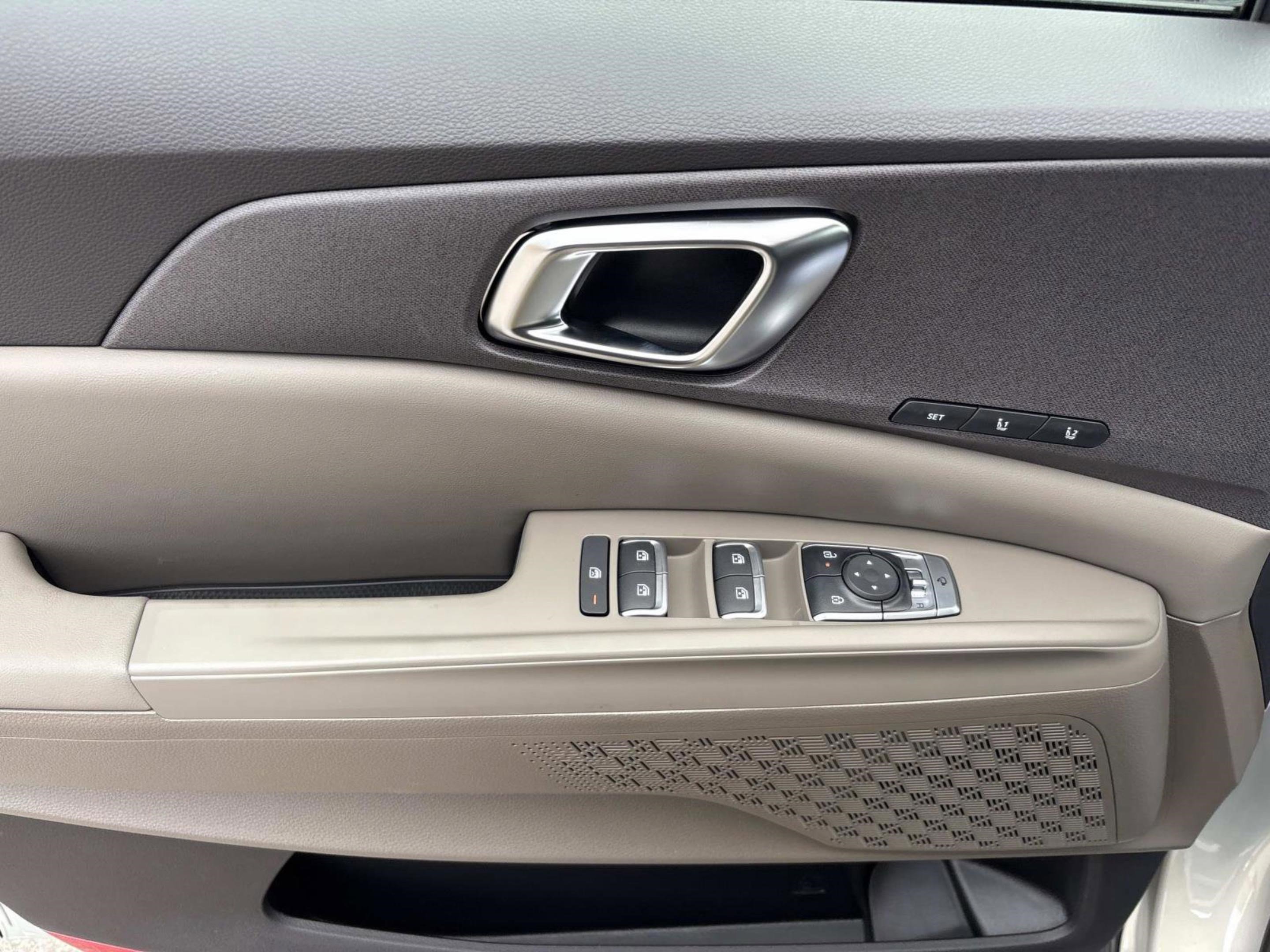 New 2026 Ivory Silver Kia EX image 20