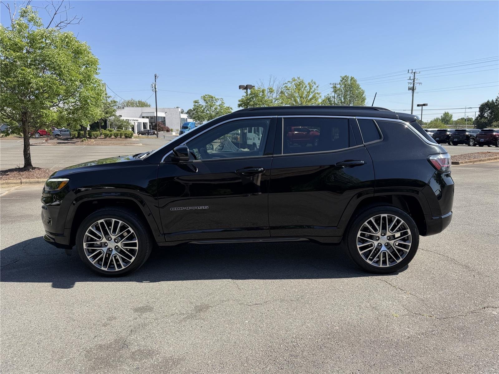 Used 2023 Diamond Black Crystal Pearlcoat Jeep Limited image 24