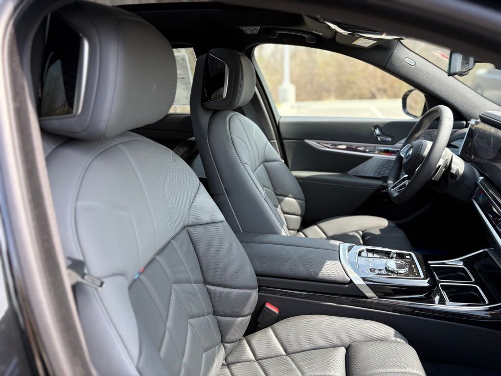 2025 BMW 7 Series 760i - Photo 24
