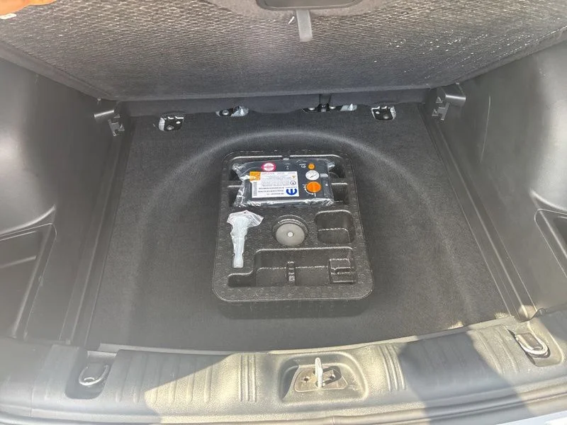 Used 2023 Silver Jeep Latitude image 15
