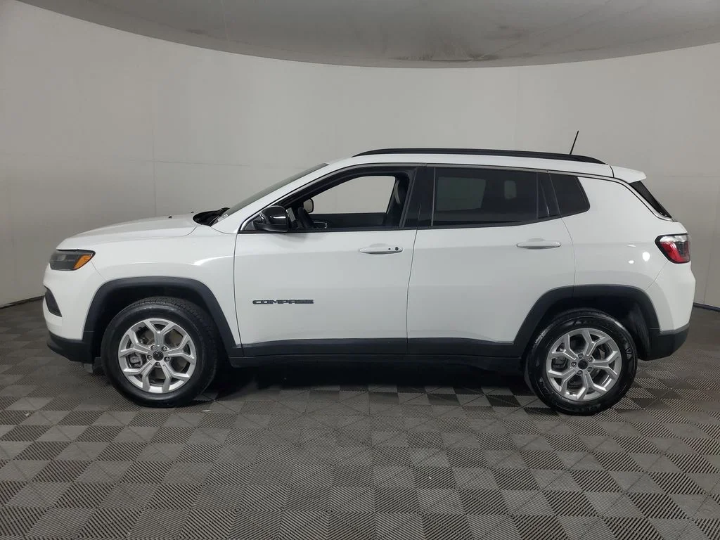 Used 2025 White Jeep Latitude image 7