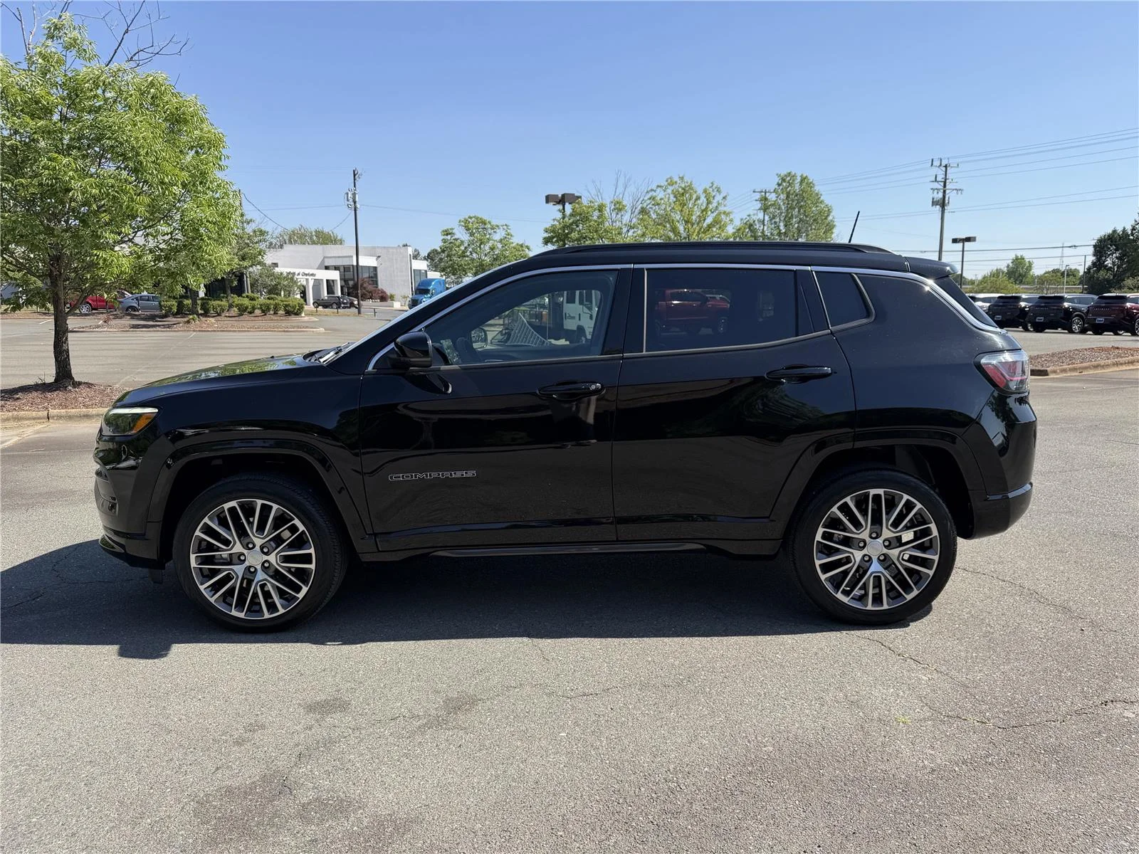 Used 2023 Diamond Black Crystal Pearlcoat Jeep Limited image 24