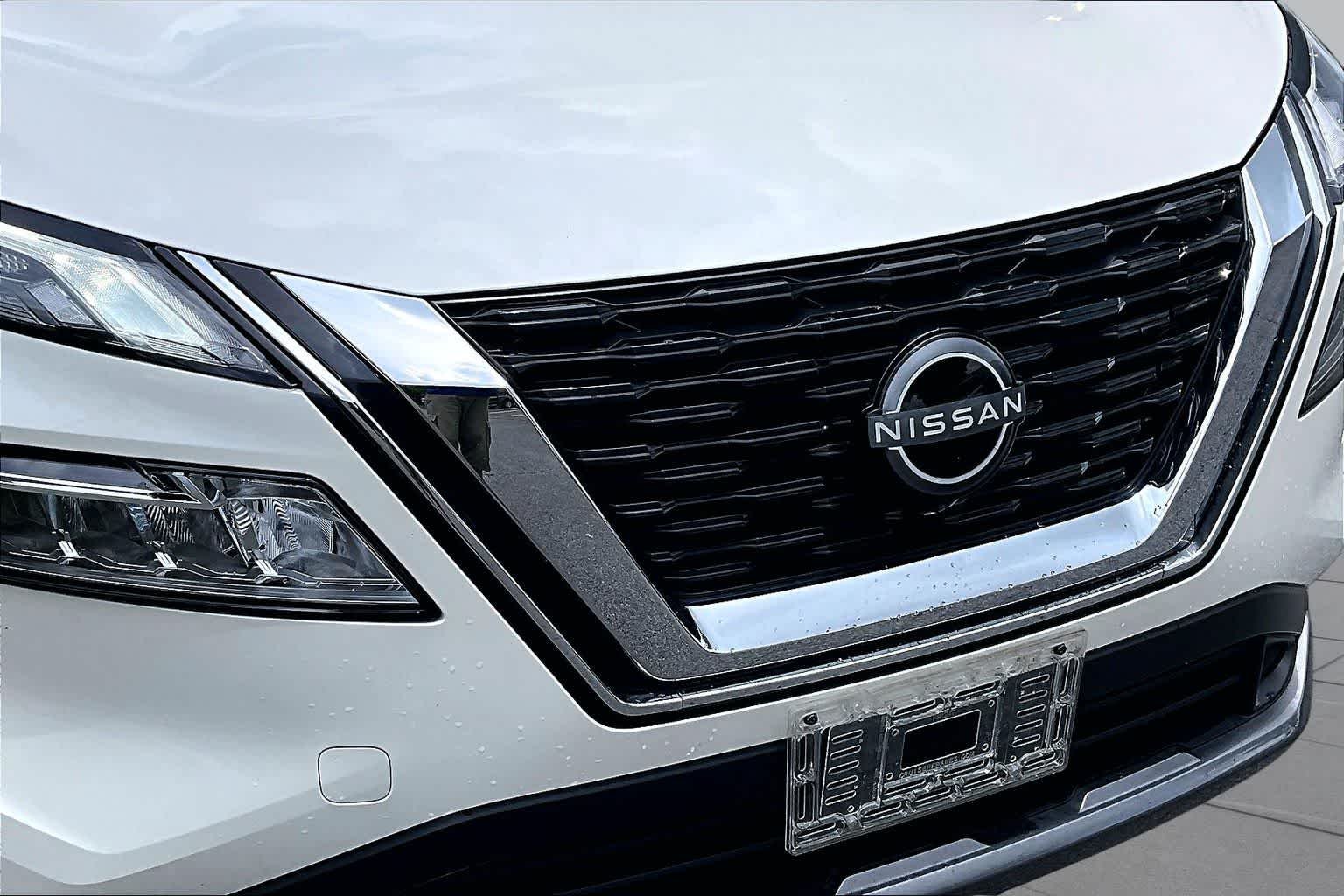 Used 2023 Pearl White Tricoat/Super Black Nissan SL image 59