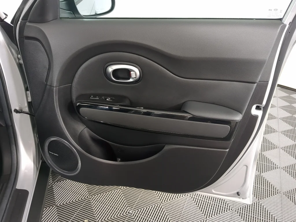 Used 2018 Silver Kia + image 17
