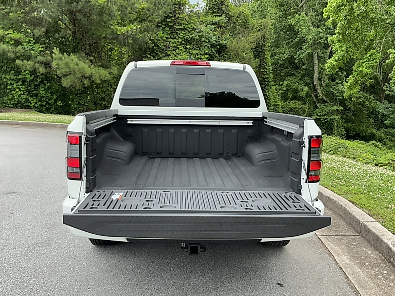 New 2026 Glacier White Nissan Crew Cab SV 4x2 image 15