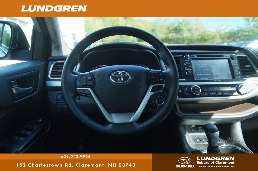 Used 2018 Silver Toyota XLE image 4