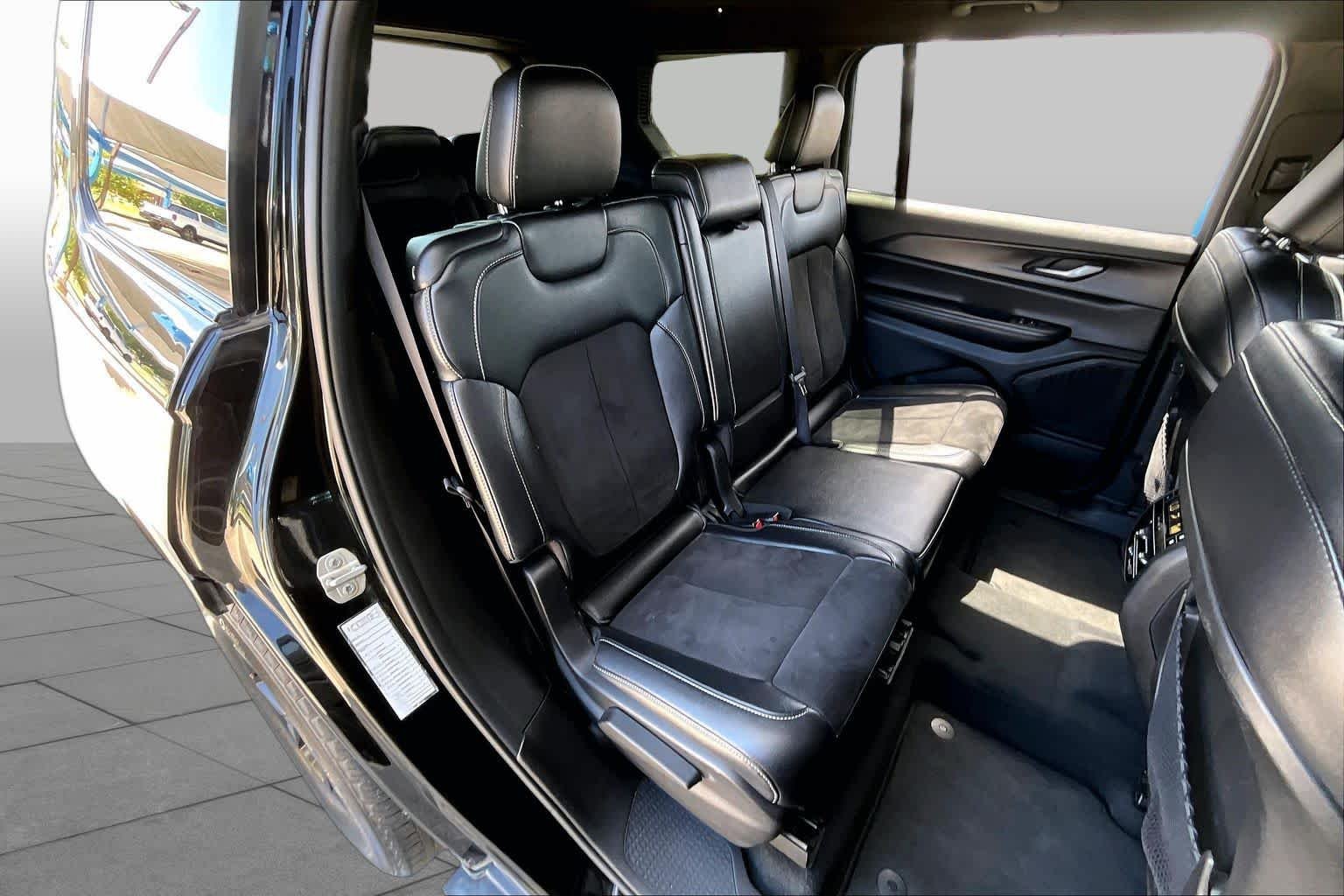 Used 2024 Diamond Black Crystal Pearlcoat Jeep Altitude image 20