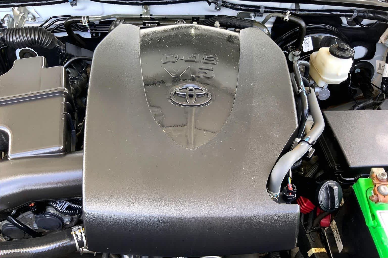 Used 2022 White Toyota SR5 image 32