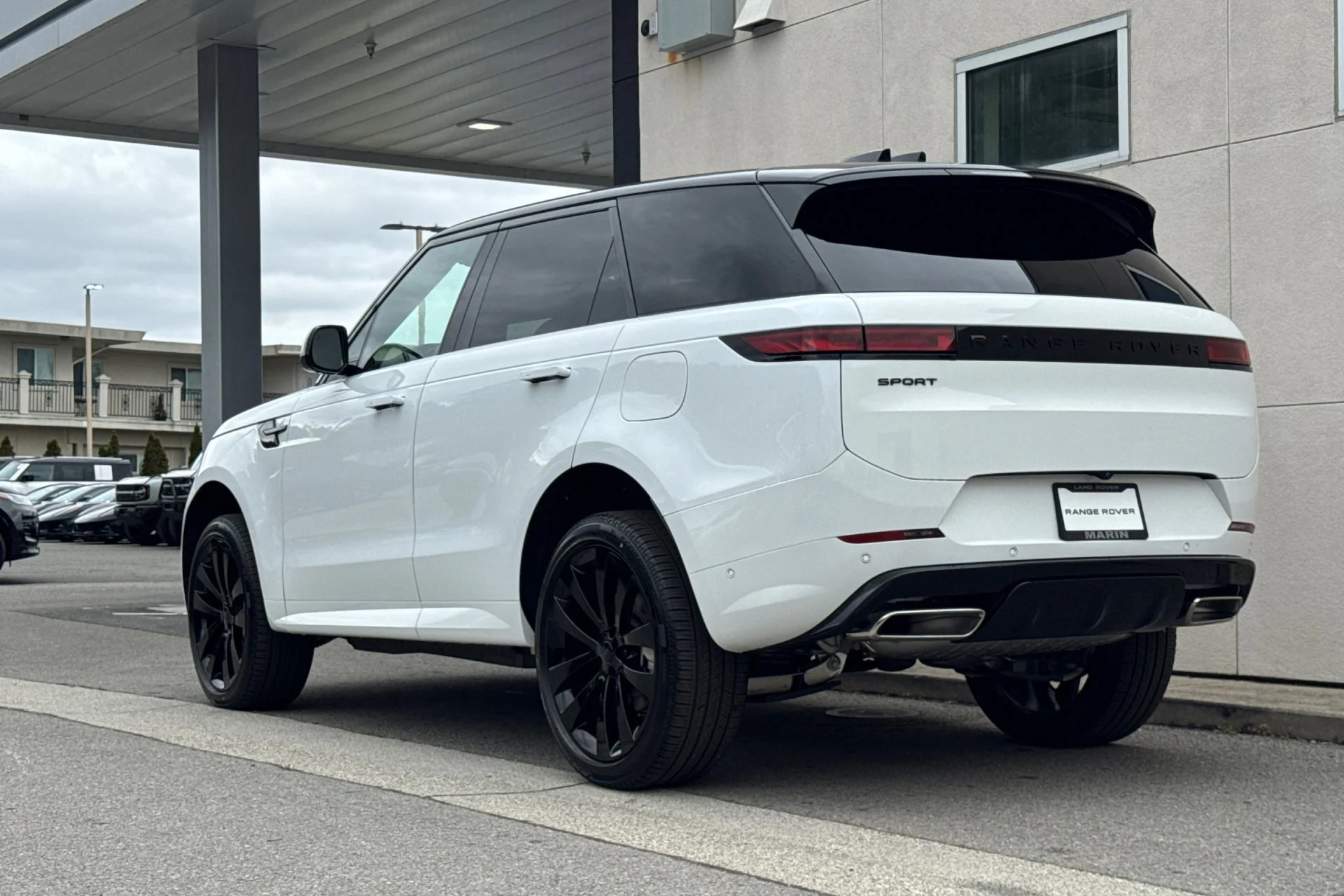 New 2026 FUJI WHITE Land Rover Dynamic SE image 6