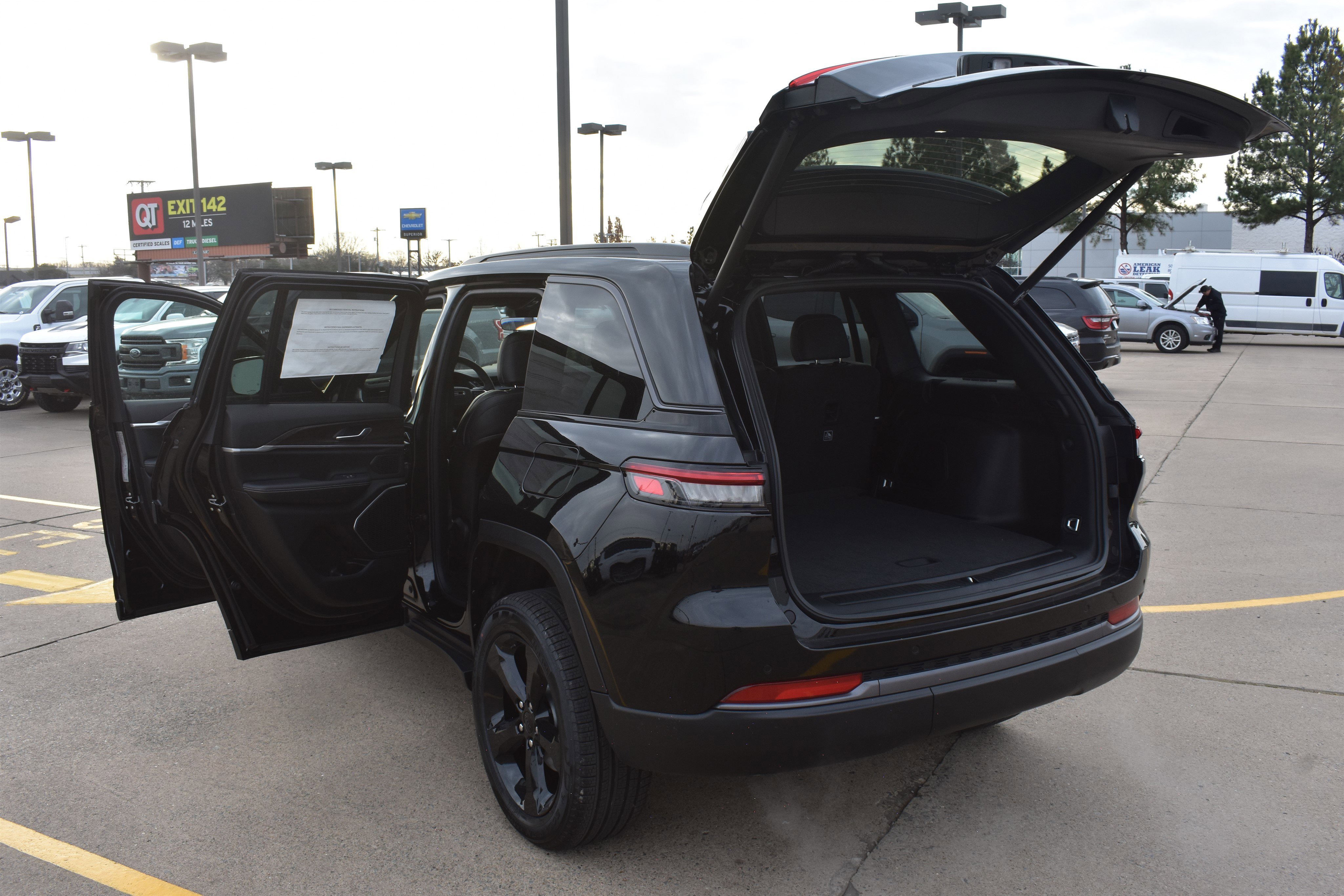 New 2026 Diamond Black Crystal Pearl-Coat Exterior Paint Jeep Limited image 16