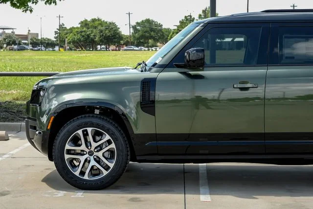 New 2026 Woolstone Green Land Rover X-Dynamic SE image 14