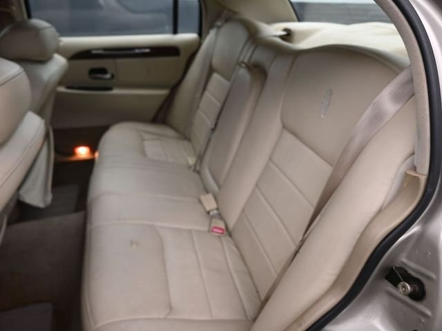 Used 1999 Lincoln Town Car SIGNATURE with VIN 1LNHM82W3XY687425 for sale in Beaumont, TX