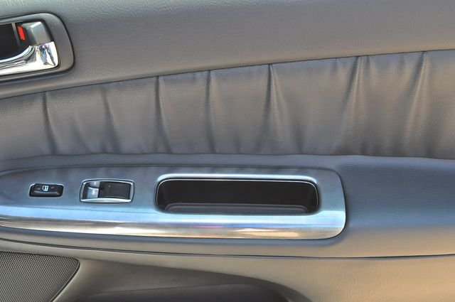 Used 2002 White Toyota SE image 24